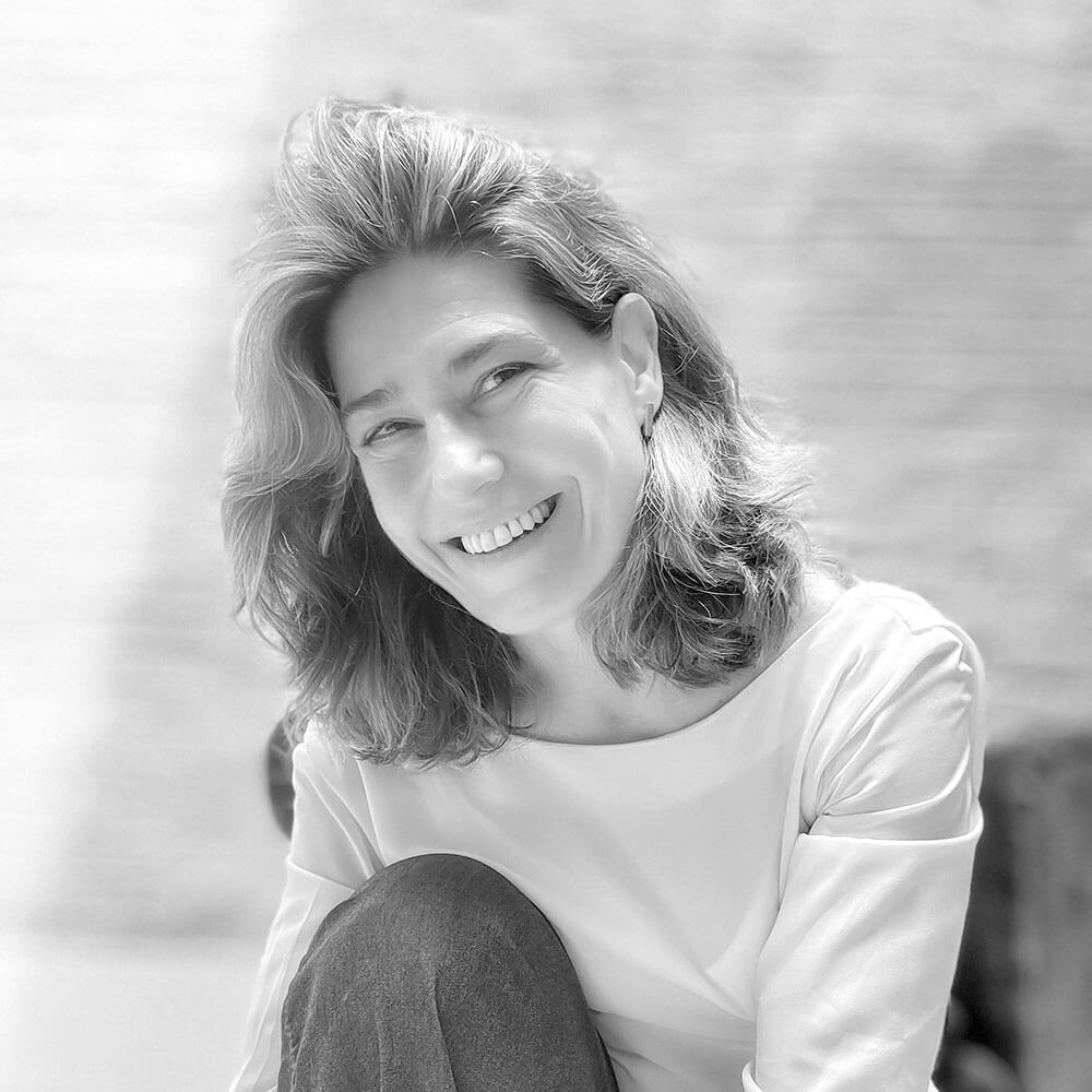 Retrato profesional en blanco y negro de Eva Marlo, Wedding Coach en Barcelona