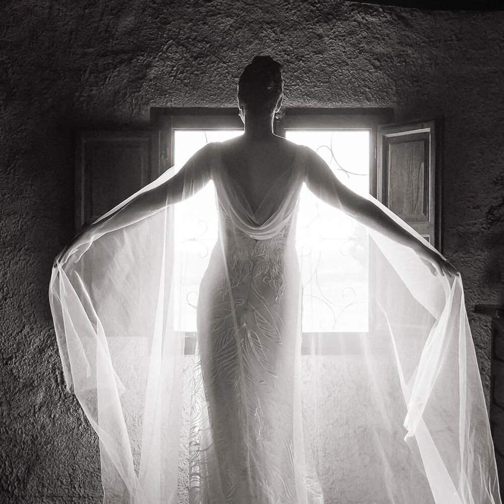 Novia sonriente mirándose al espejo, recibiendo coaching para novias