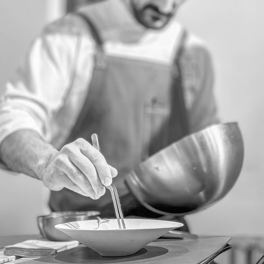 Chef profesional de bodas recibiendo coaching gastronómico